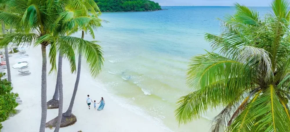 Bãi cát trắng nhìn từ trên cao