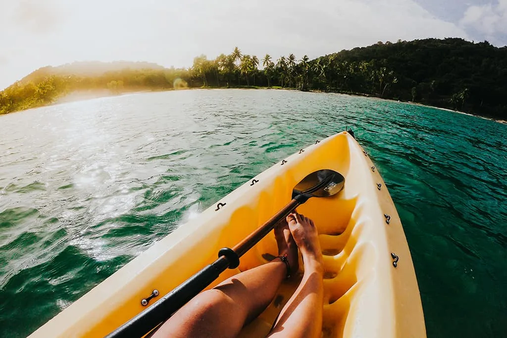 Chèo kayak trên mặt nước trong