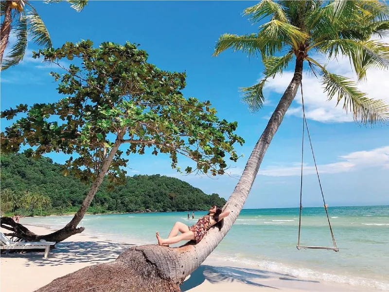 Swing under a leaning tree at Sao Beach