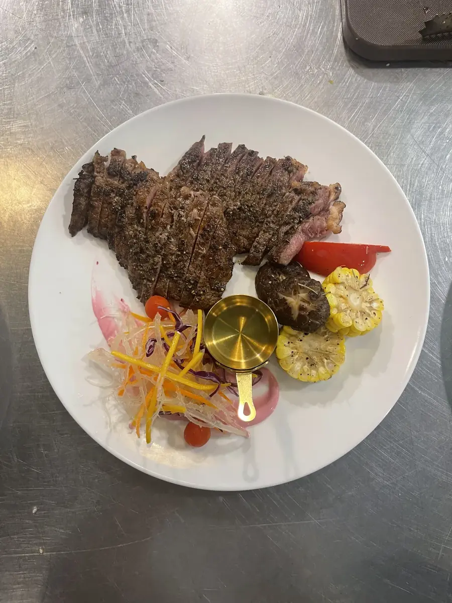 Bò nướng trên than hồng tại Gánh Ngon